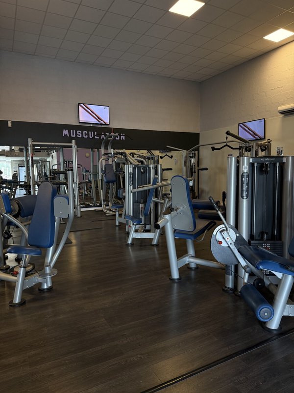 La salle de sport bienveillante à bruges : un espace convivial